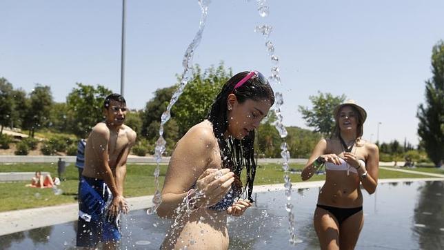 Bebe tres litros de agua al día y otros consejos para sobrevivir al calor de Madrid