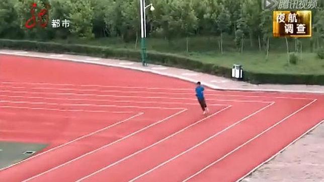 China construye la primera pista de atletismo rectangular