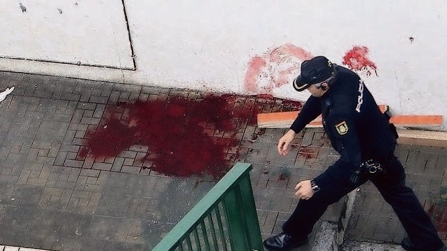 Un policía local en el lugar del asesinato de una víctima de violencia de género