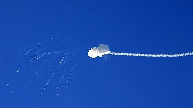 Momento en el que el sistema israelí Cúpula de Hierro intercepta uno de los cohetes lanzados por Hamás
