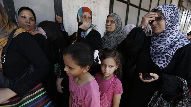 Mujeres y niñas palestinas hacen cola para comprar pan en la ciudad de Gaza