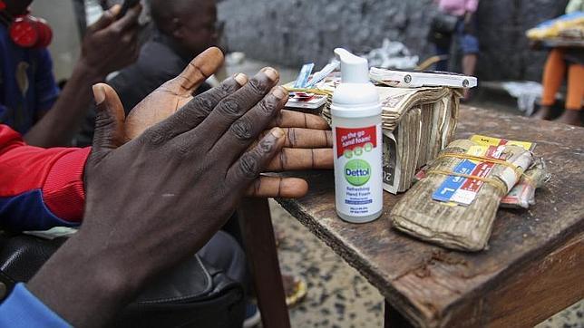 El Gobierno británico convoca una reunión de emergencia por la extensión del ébola