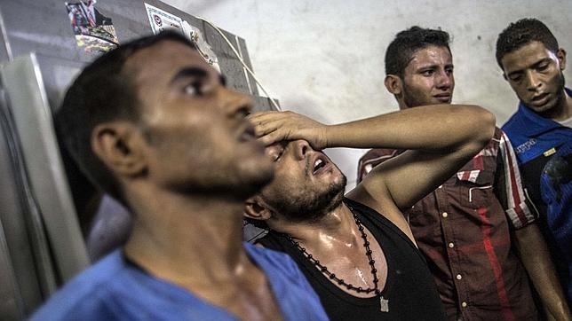 Los familiares de algunos muertos en los bombardeos sobre Gaza se lamentan por la noticia