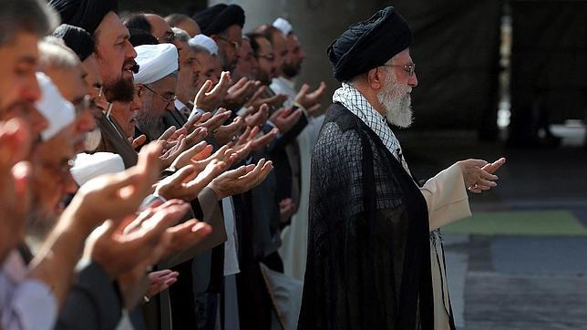 El líder supremo iraní, Alí Jamenéi, dirige una oración en Teherán