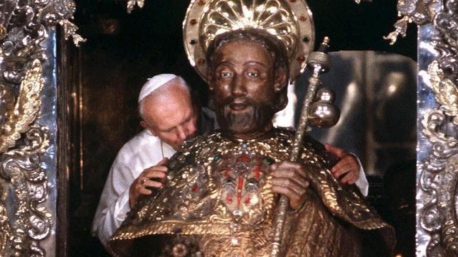 Báculo, casulla y sillón de Juan Pablo II en la JMJ de 1989, expuestos en Santiago