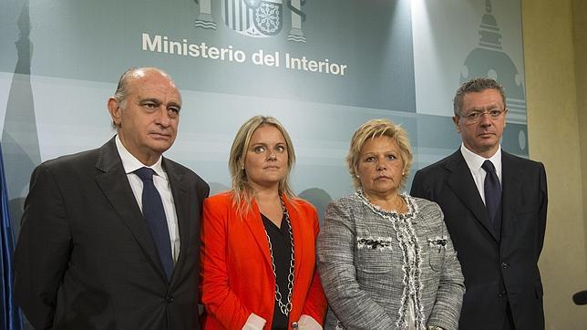 El ministro del Interior, Jorge Fernández, junto al de Justicia, Alberto Ruiz Gallardón, en una reunión con la presidenta de de la Fundacion de Víctimas de Terrorismo, Mari Mar Blanco, y la de la AVT, Angeles Pedraza,