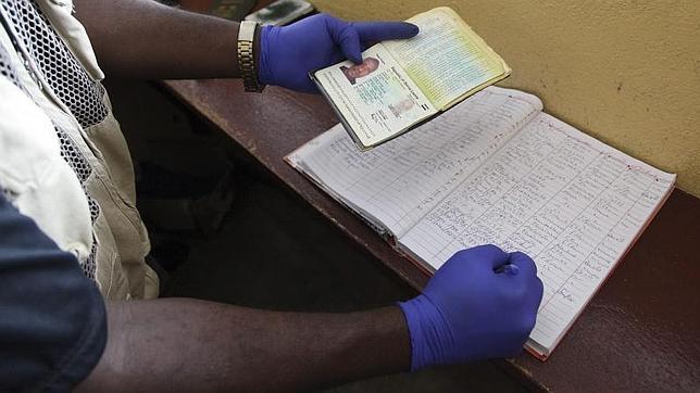 El presidente de Sierra Leona declara la emergencia de salud pública por el brote de ébola