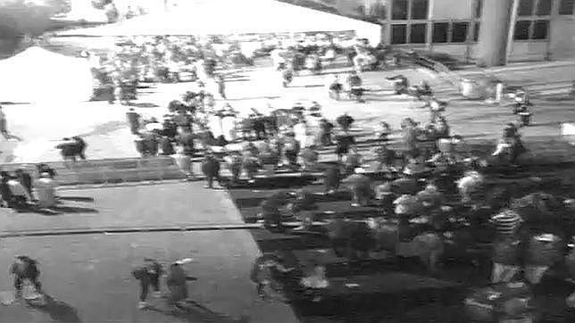 Las vallas del exterior fueron retiradas antes de la apertura del portón