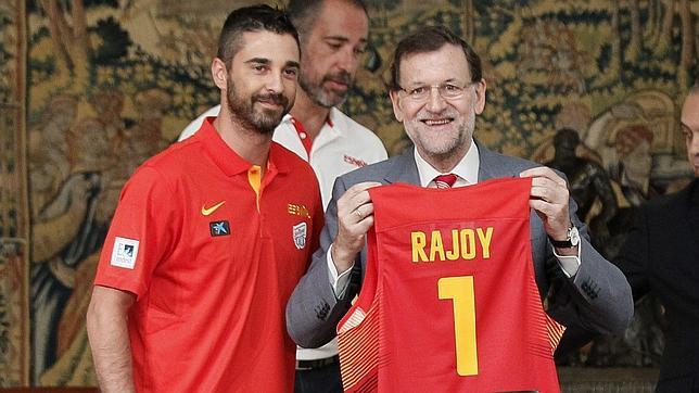 Rajoy pide una «alegría» en el Mundial a la selección española de baloncesto