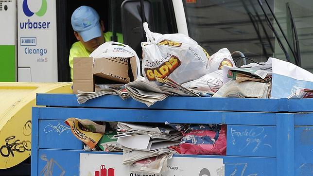 Urbaser, preocupada por la quema de contenedores de papel en Lugo