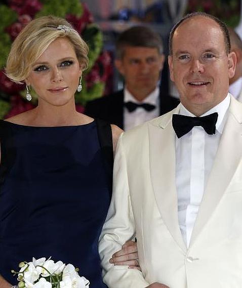 Charlene de Mónaco muestra su embarazo en la gala de la Cruz Roja