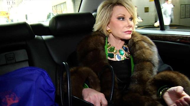 Fotograma donde aparece la popular comediante estadounidense Joan Rivers en el documental biográfico «Joan Rivers: A Piece of Work»