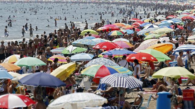 Lleno total en las playas de Valencia: no hay sitio si llegas más tarde de las diez