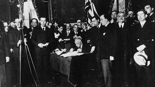 Marcelino Domingo (derecha de la imagen) asiste al acto de firma del Estatuto de Autonomía de Cataluña