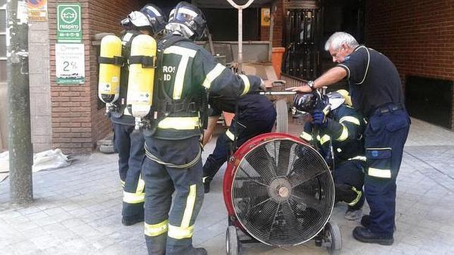 Cuatro obreros intoxicados por gases, uno de ellos grave, en un aparcamiento