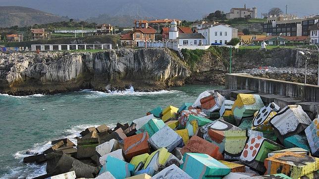 Los "Cubos de la memoria" del artista vasco Agustín Ibarrola dan la bienvenida al puerto asturiano de Llanes