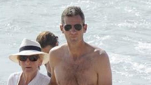 Iñaki Urdangarín y la Infanta Cristina, risas y confidencias en la playa