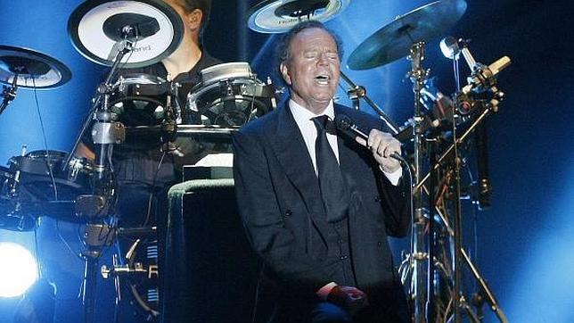 Julio Iglesias triunfa con un concierto íntimo para abrir su gira veraniega