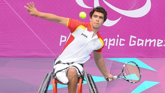 Le destrozan la silla de ruedas a un tenista paralímpico en un vuelo