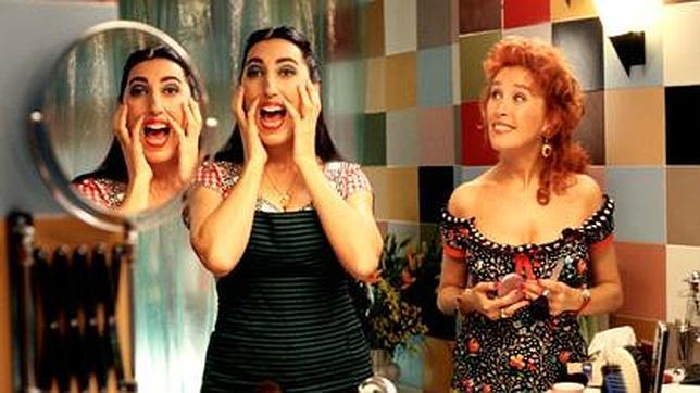 Rosi de Palma y Verónica Forqué en una escena de «Kika» rodada en el apartamento de la calle Sevilla