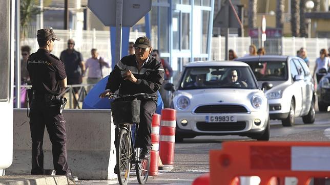 Bruselas reclama a España que seleccione mejor a quién controla en la Verja de Gibraltar