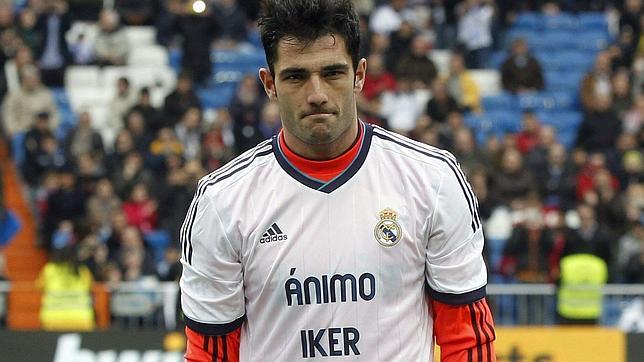 Antonio Adán, con una camiseta de apoyo a Casillas tras su lesión