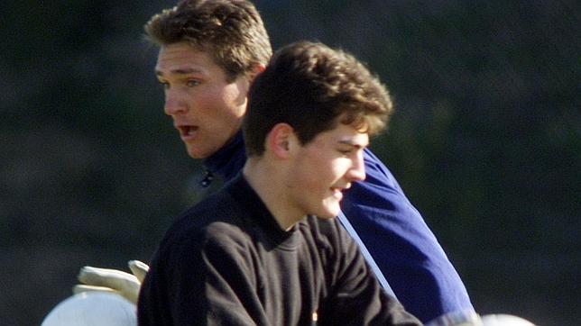 Bodo Illgner, detrás, entrenando con un joven Íker Casillas