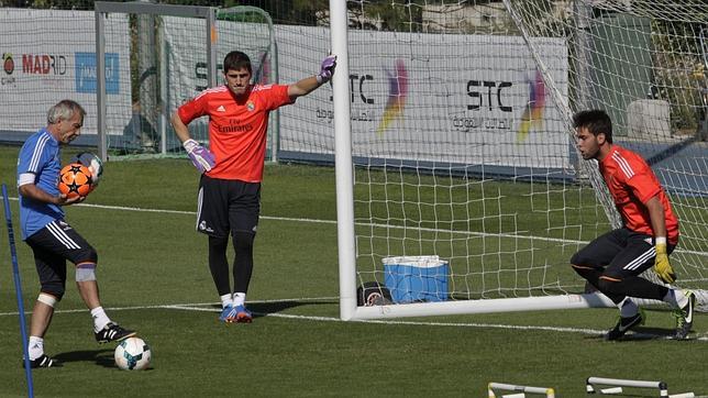 Íker Casillas observa el entrenamiento de Jesús Fernández