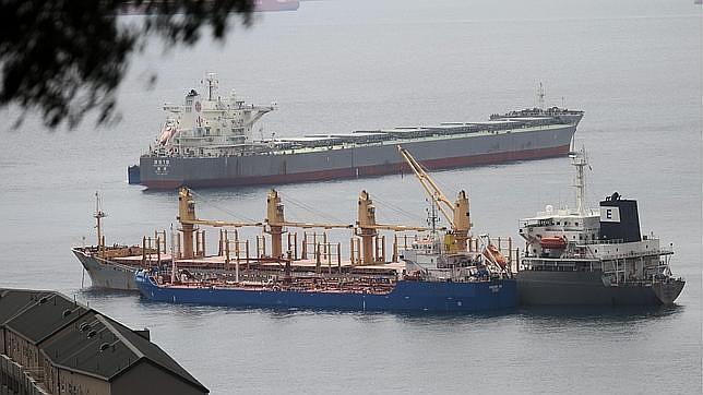 Un barco reposta en aguas del estrecho de Gibraltar