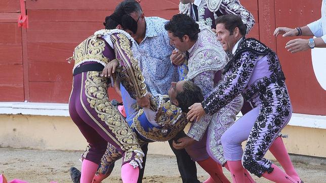 Iván Fandiño, con esguince cervical, abandona el hospital de Bayona