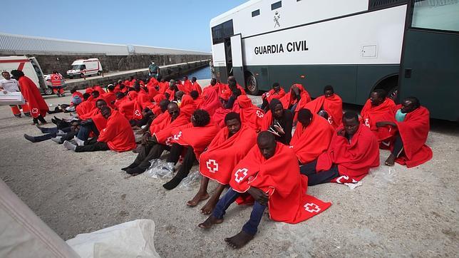 La mayor oleada de inmigrantes en el Estrecho desde 2010