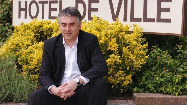 Un alcalde francés, condenado por decir que «Hitler no mató suficientes gitanos»