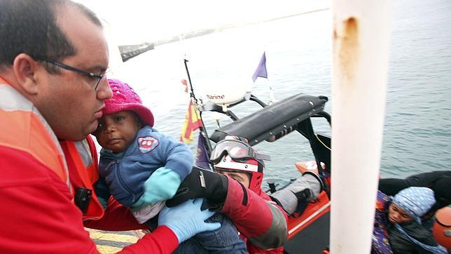 Ascienden a 755 inmigrantes los rescatados en el Estrecho, de ellos 20 menores