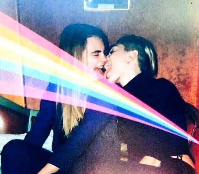 Miley Cyrus felicita a Cara Delevingne con un lametazo