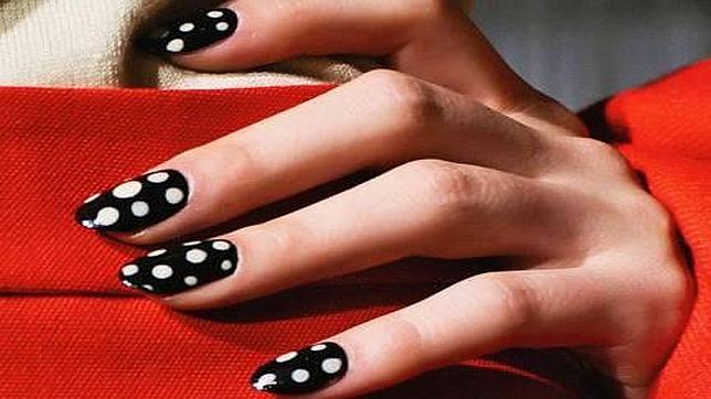 El pegamento que contienen algunas uñas postizas eran tóxicos