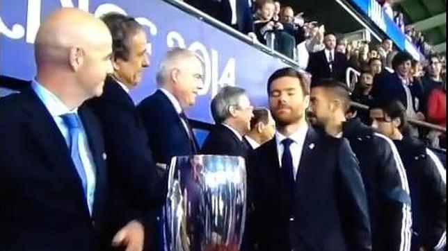 La «miradita» de Xabi Alonso a Platini