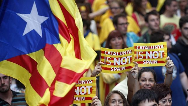 Manifestantes independentistas durante la Diada de 2013