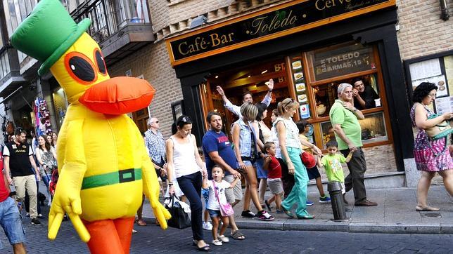 Numeroso público en el desfile de gigantes y cabezudos de Toledo