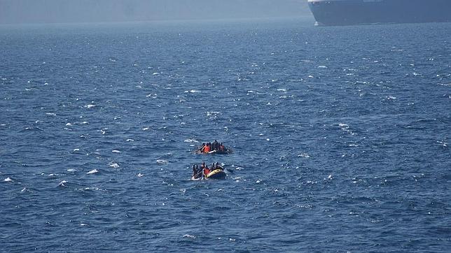 La Armada Española participa en la crisis inmigratoria de las «barcas toy»