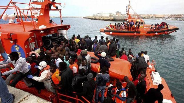 Un grupo de inmigrantes es rescatado por Salvamento Marítimo cuando se dirigía a las costas españolas