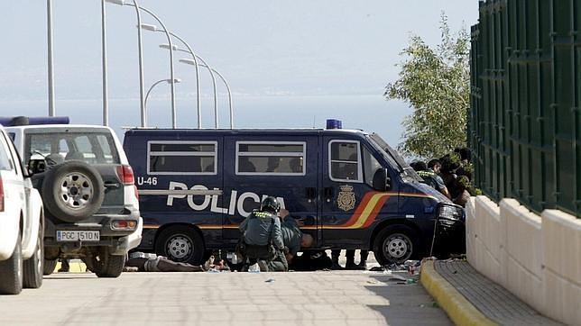 Un grupo de inmigrantes tras ser interceptados por la Policía