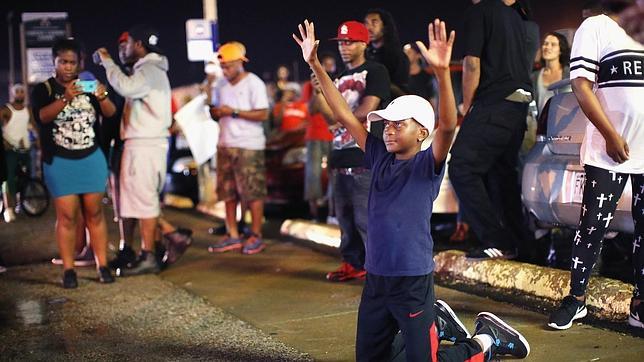 El policía que mató al joven negro había sido condecorado por cumplir con su deber