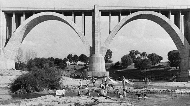 Refrescándose en el río Manzanares