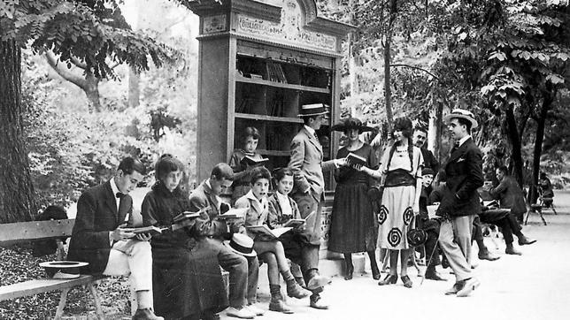 Lectores, en la biblioteca del parque de El Retiro