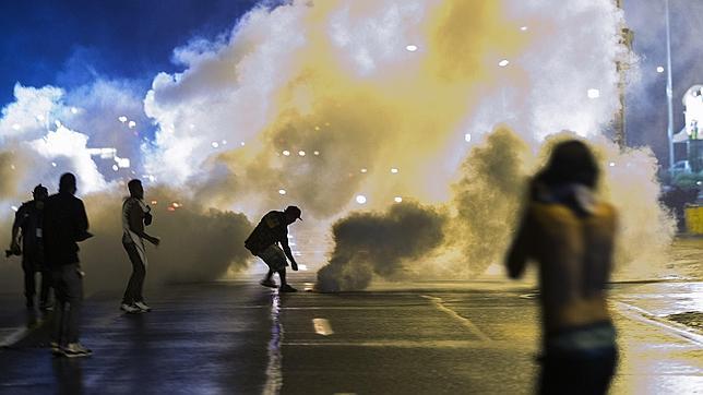 Un herido de bala y siete detenidos durante el toque de queda en Ferguson