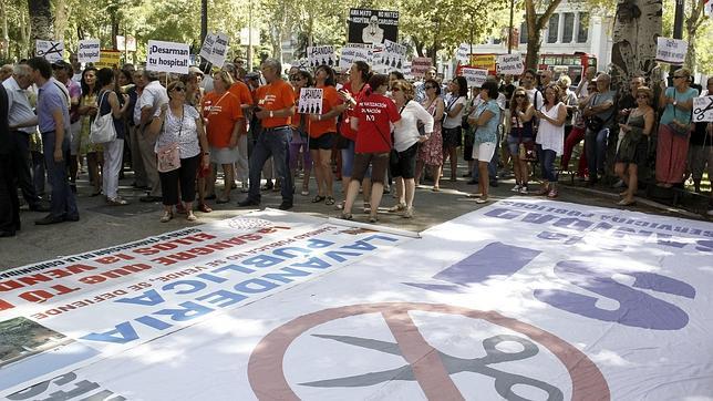 La «Marea blanca» pide en Madrid la recuperación del Hospital Carlos III
