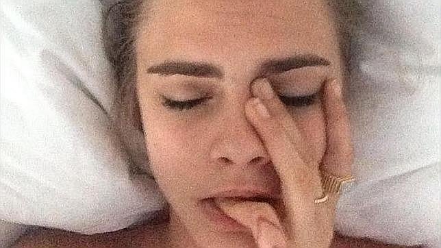 Cara Delevingne, durmiendo