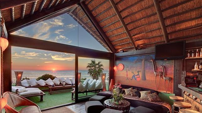 Conchas naturales, techos de junco o cómodos sofás en la zona chill-out en el Ajedrez Beach Club