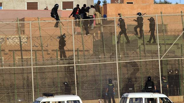 El Gobierno pide que no se «criminalice» a la Guardia Civil tras los vídeos en la valla