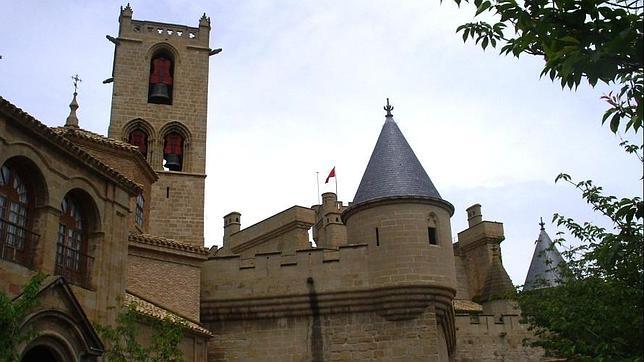 El tañido de las campanas de la iglesia retumba en todo Olite